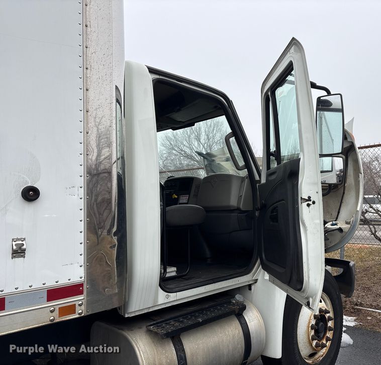 image for item DT2844 2015 International 4300 box truck