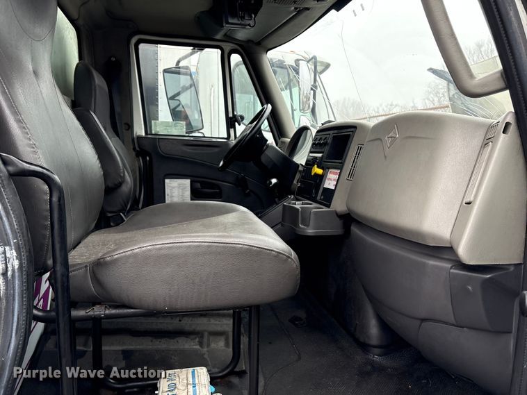 image for item DT2844 2015 International 4300 box truck