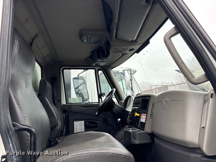 image for item DT2844 2015 International 4300 box truck