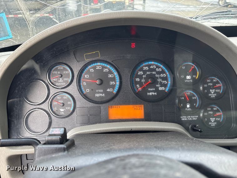 image for item DT2844 2015 International 4300 box truck