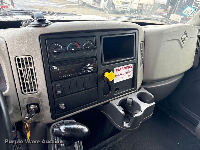 image for item DT2844 2015 International 4300 box truck