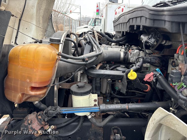 image for item DT2844 2015 International 4300 box truck