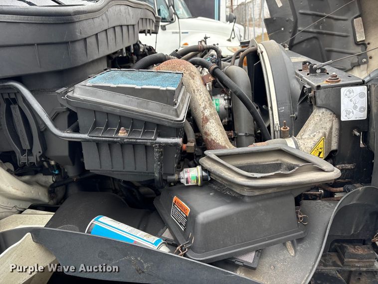 image for item DT2844 2015 International 4300 box truck