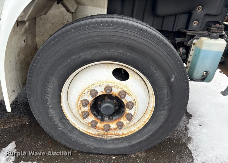 image for item DT2844 2015 International 4300 box truck