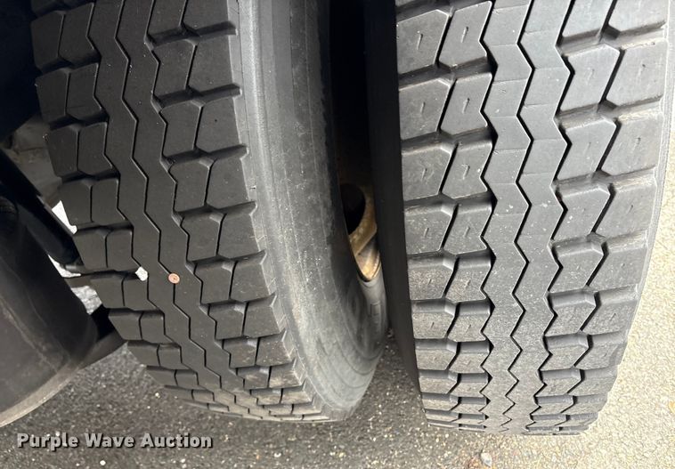 image for item DT2844 2015 International 4300 box truck