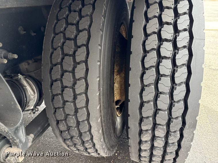 image for item DT2844 2015 International 4300 box truck