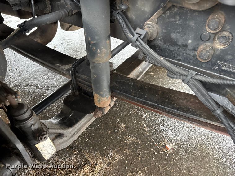 image for item DT2844 2015 International 4300 box truck