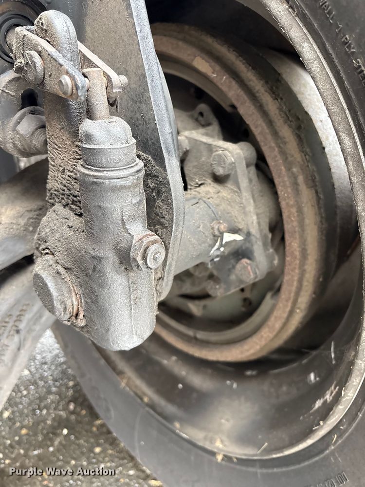 image for item DT2844 2015 International 4300 box truck