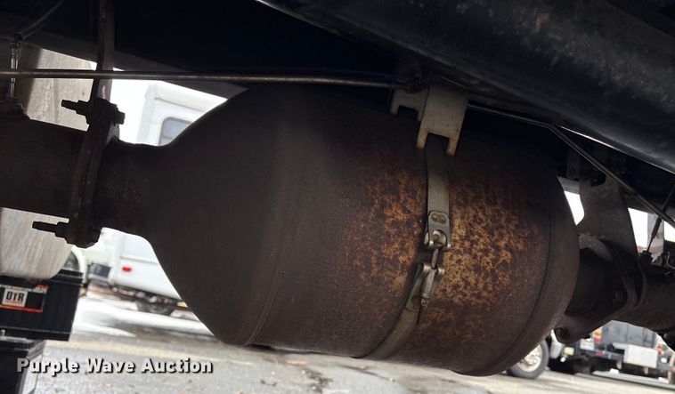 image for item DT2844 2015 International 4300 box truck