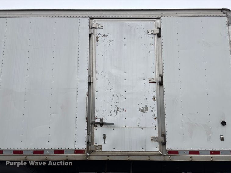 image for item DT2844 2015 International 4300 box truck