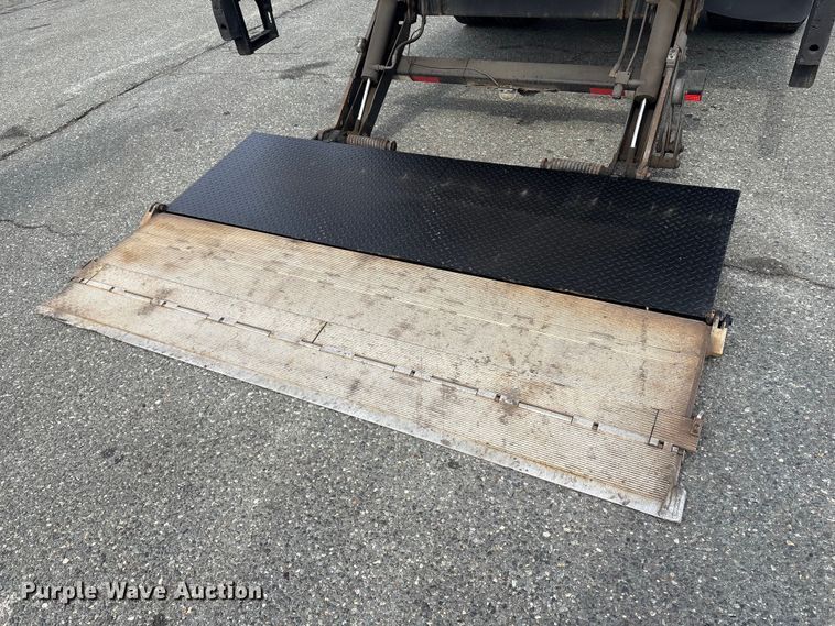 image for item DT2844 2015 International 4300 box truck