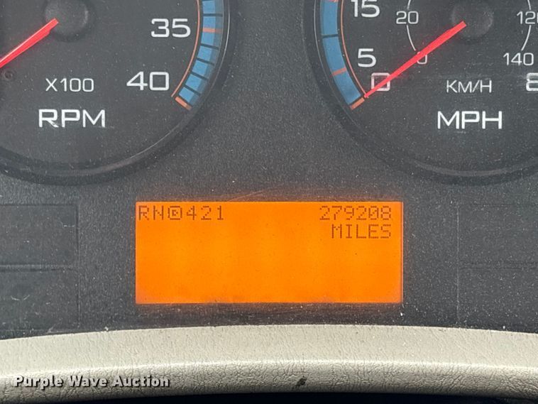 image for item DT2844 2015 International 4300 box truck