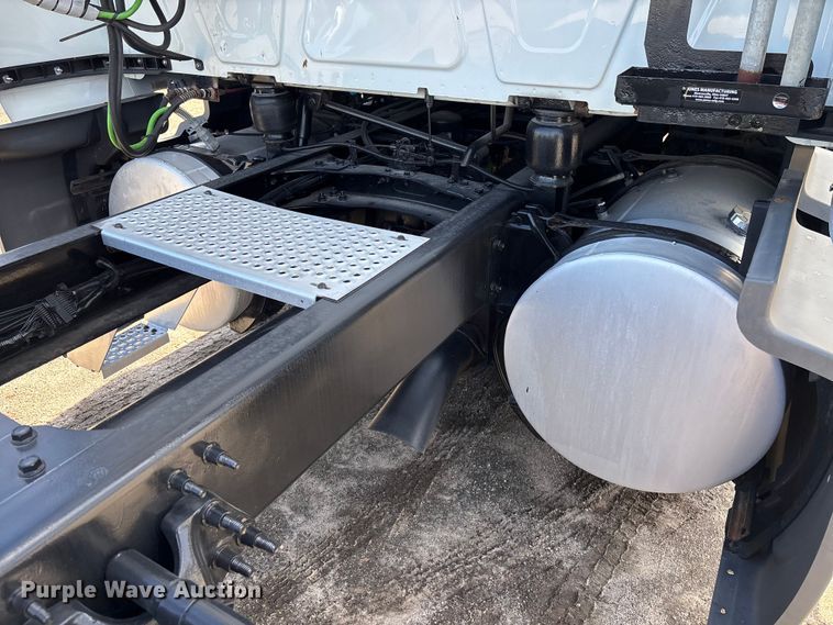 image for item DU0397 2019 International LT625 semi truck