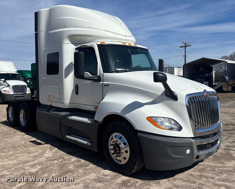 image for item DU0398 2019 International LT625 semi truck