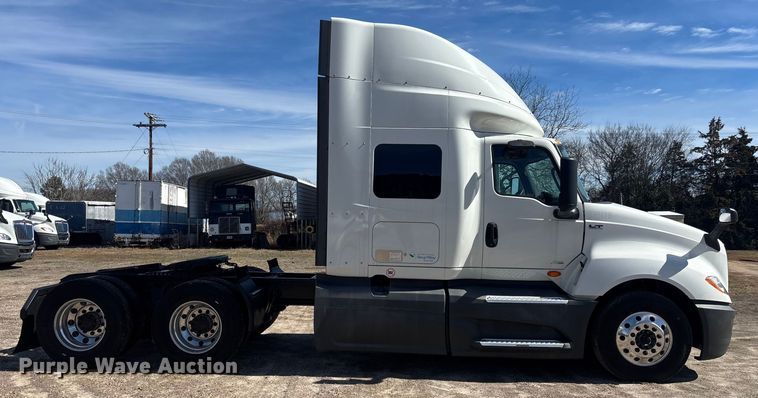 image for item DU0398 2019 International LT625 semi truck