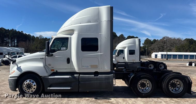 image for item DU0398 2019 International LT625 semi truck
