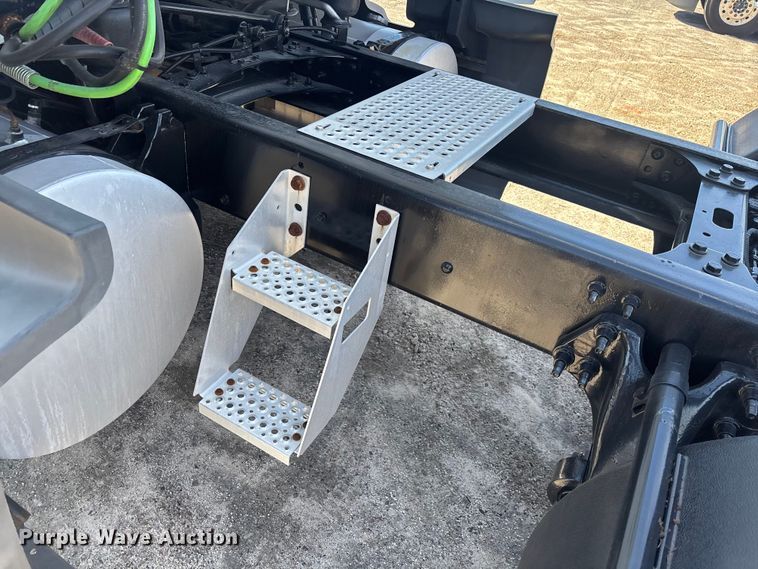 image for item DU0398 2019 International LT625 semi truck