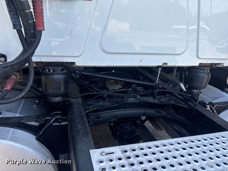 image for item DU0398 2019 International LT625 semi truck