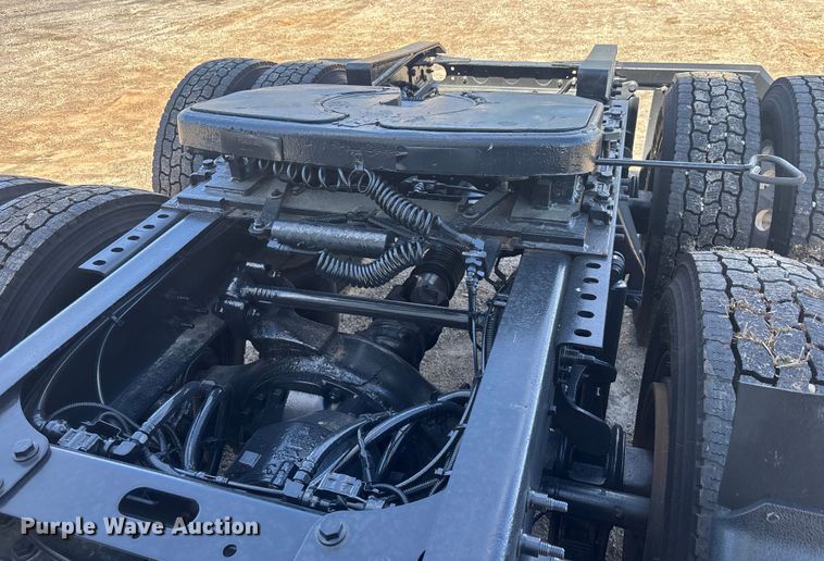 image for item DU0398 2019 International LT625 semi truck