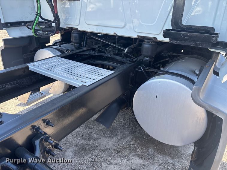 image for item DU0398 2019 International LT625 semi truck