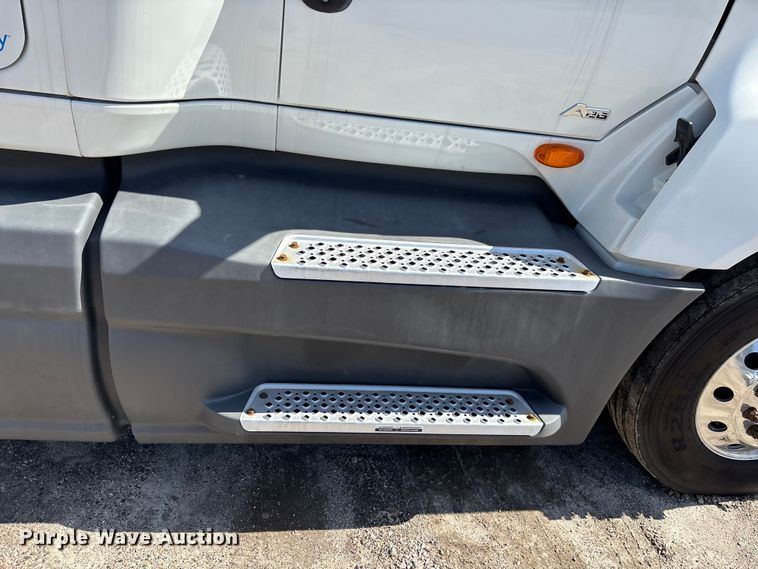 image for item DU0398 2019 International LT625 semi truck