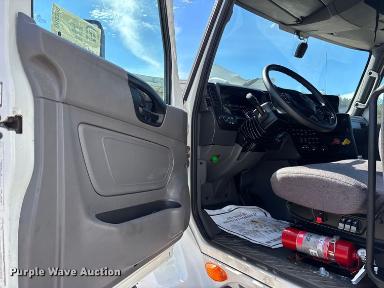 image for item DU0398 2019 International LT625 semi truck