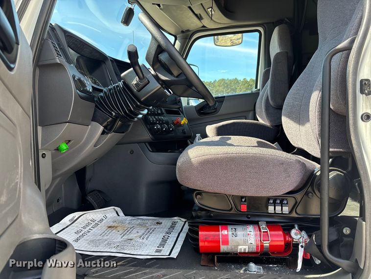 image for item DU0398 2019 International LT625 semi truck