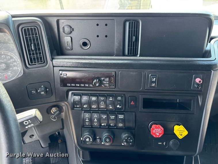 image for item DU0398 2019 International LT625 semi truck