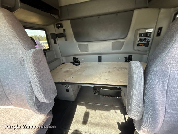 image for item DU0398 2019 International LT625 semi truck