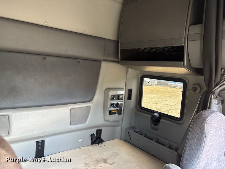 image for item DU0398 2019 International LT625 semi truck