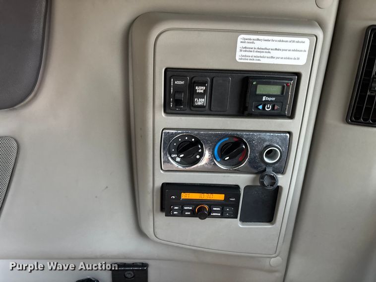 image for item DU0398 2019 International LT625 semi truck