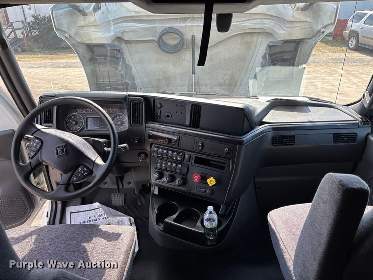 image for item DU0398 2019 International LT625 semi truck