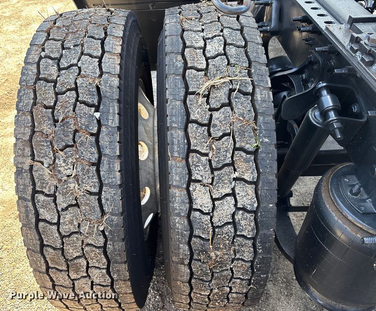 image for item DU0398 2019 International LT625 semi truck