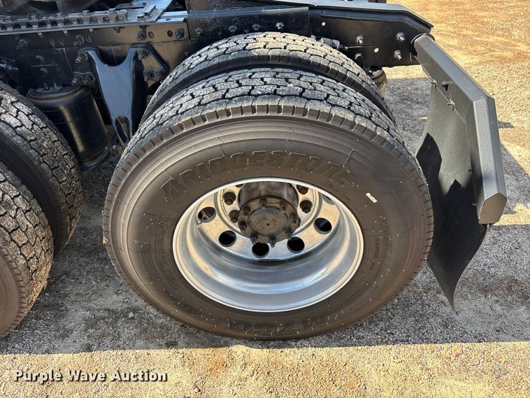 image for item DU0398 2019 International LT625 semi truck