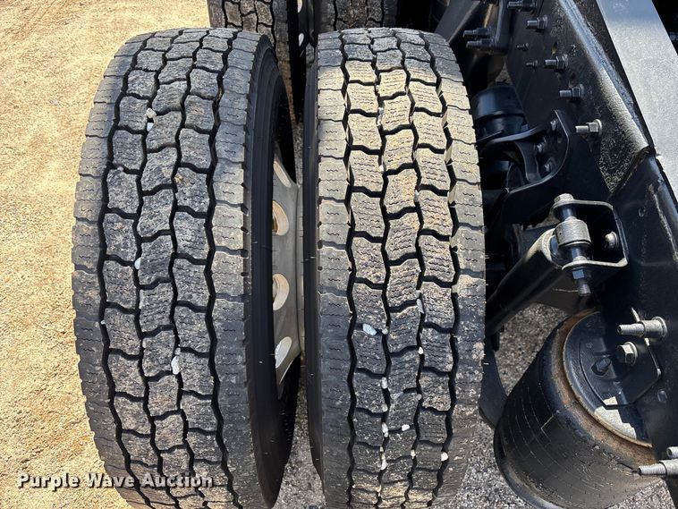 image for item DU0398 2019 International LT625 semi truck