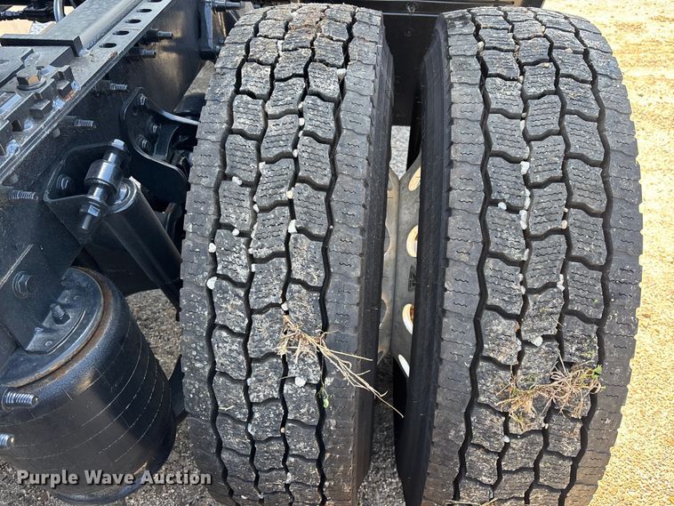 image for item DU0398 2019 International LT625 semi truck