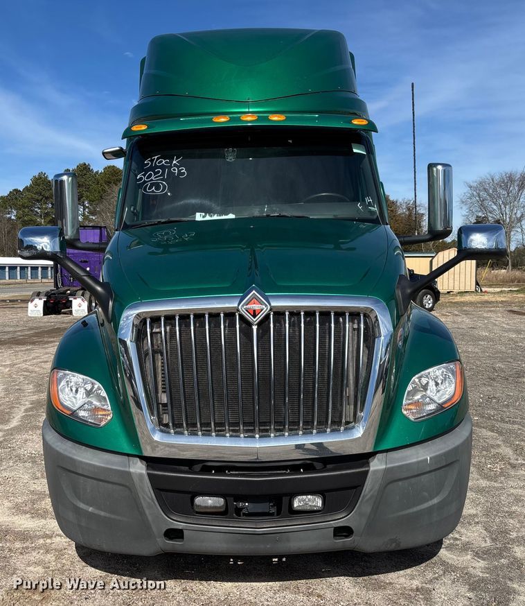 image for item DU0403 2020 International LT625 semi truck