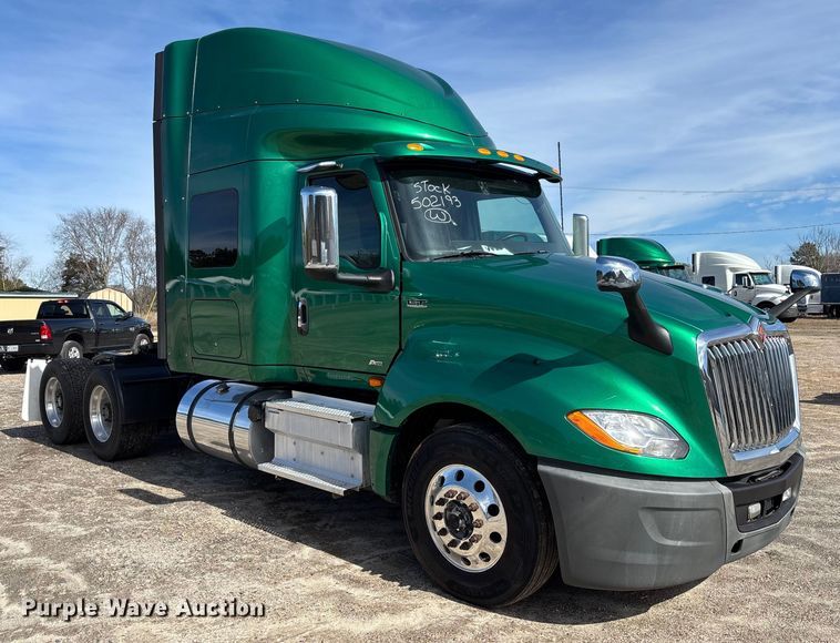 image for item DU0403 2020 International LT625 semi truck