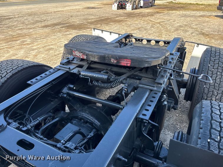 image for item DU0403 2020 International LT625 semi truck