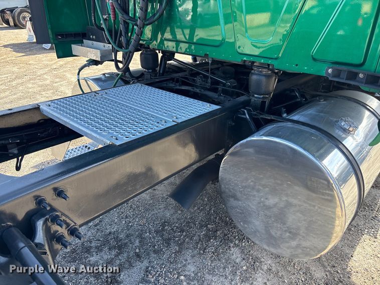 image for item DU0403 2020 International LT625 semi truck