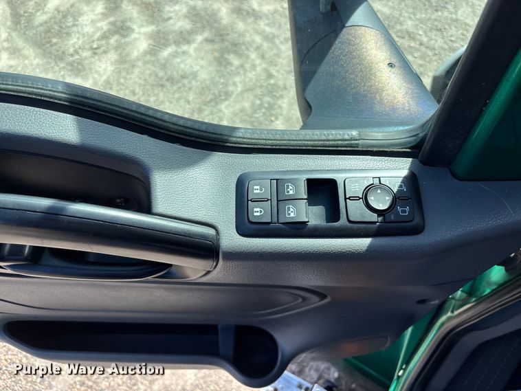 image for item DU0403 2020 International LT625 semi truck