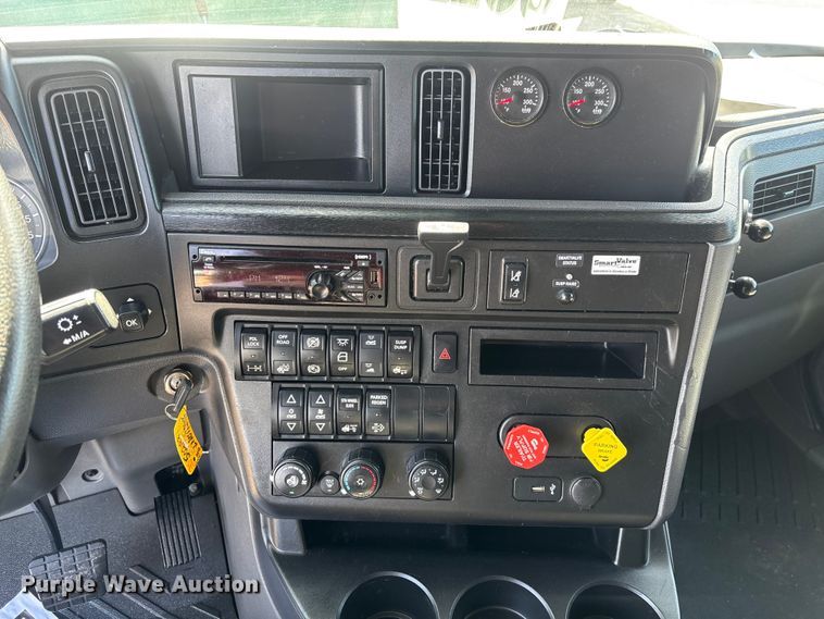 image for item DU0403 2020 International LT625 semi truck