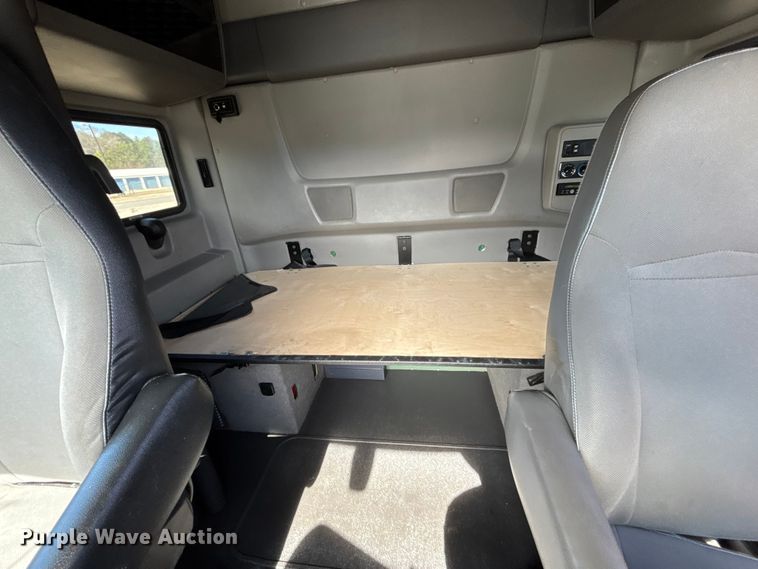 image for item DU0403 2020 International LT625 semi truck