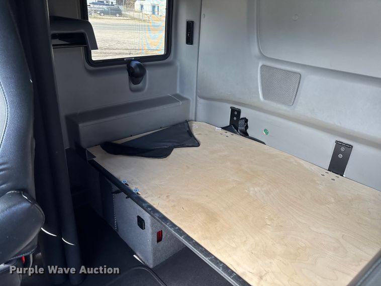 image for item DU0403 2020 International LT625 semi truck