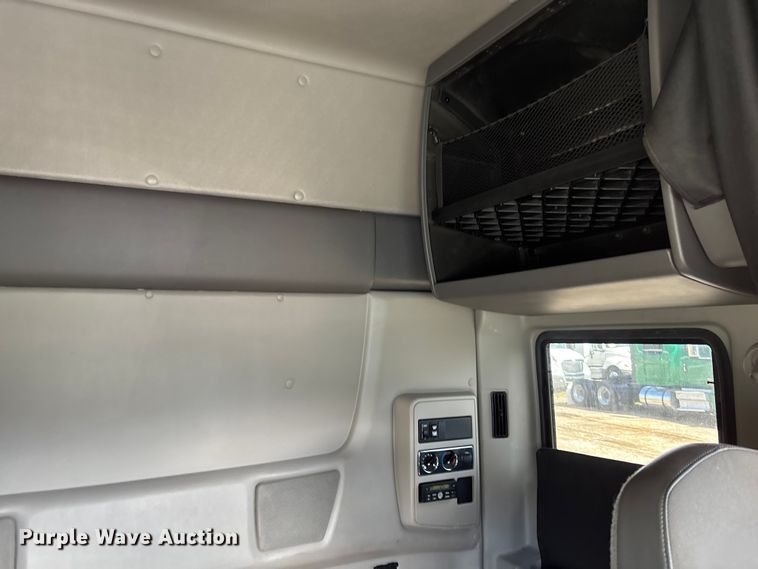 image for item DU0403 2020 International LT625 semi truck