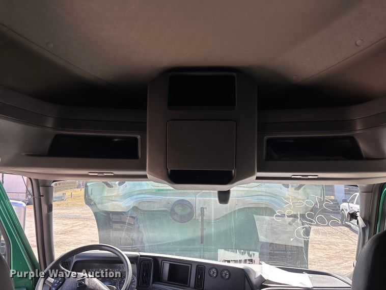 image for item DU0403 2020 International LT625 semi truck