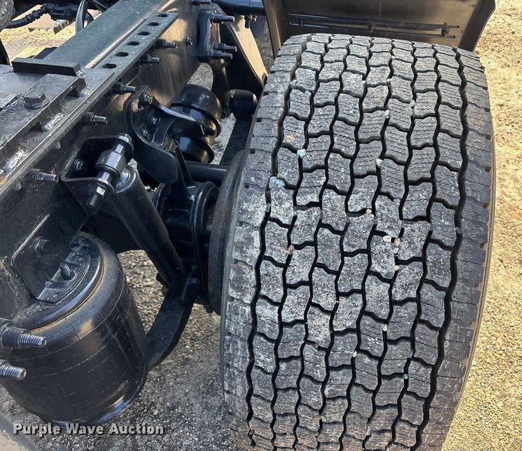 image for item DU0403 2020 International LT625 semi truck