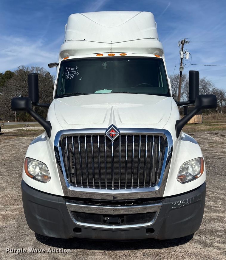 image for item DU0404 2019 International LT625 semi truck