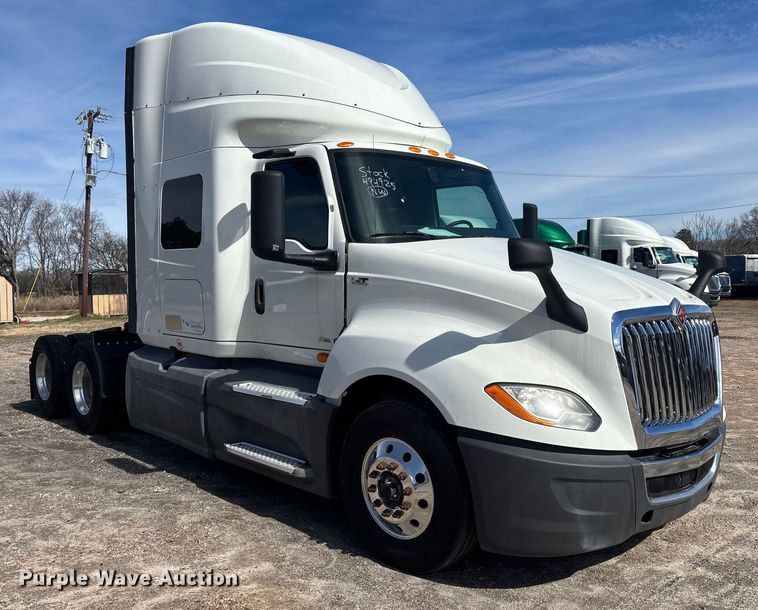 image for item DU0404 2019 International LT625 semi truck