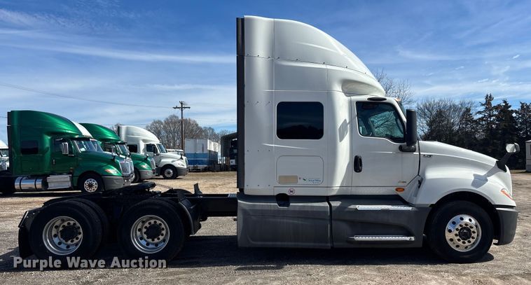 image for item DU0404 2019 International LT625 semi truck
